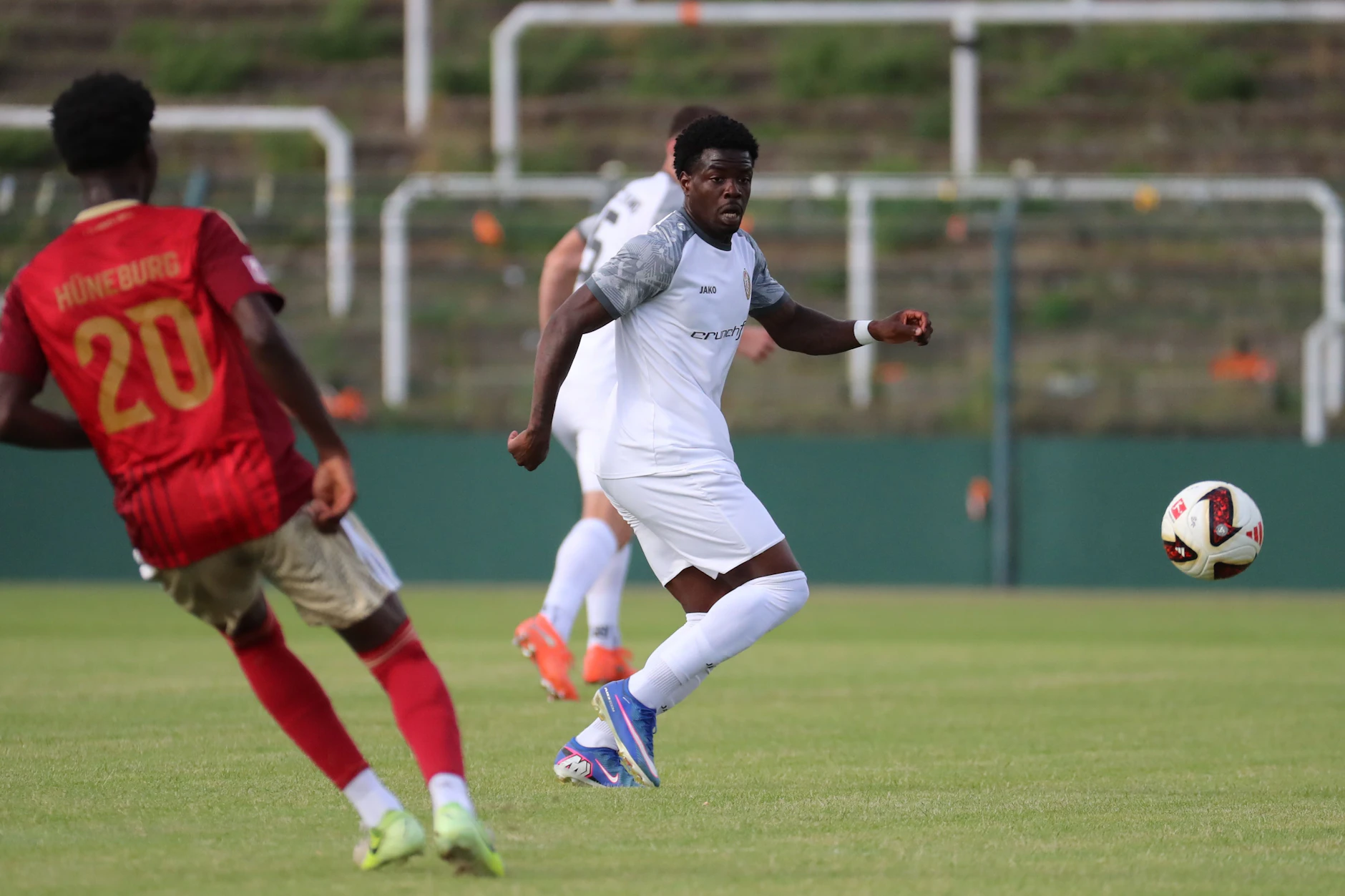 Herdi Bukusu (l.), Neuzugang beim BFC Dynamo, hat Ball und Gegner im Blick.
