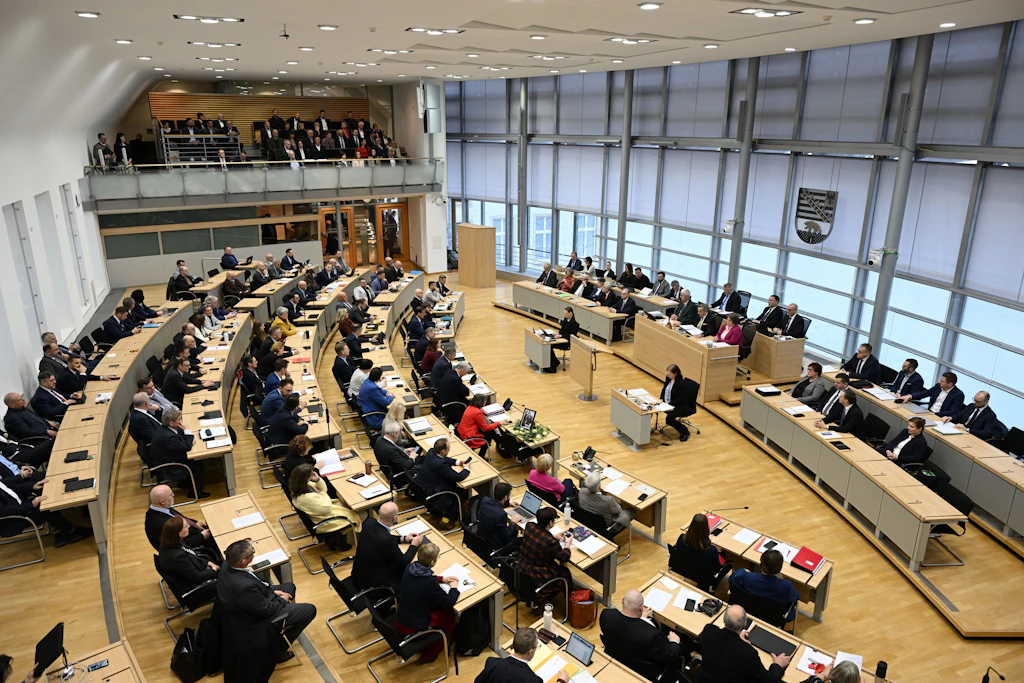 Zwischenstopp im Landtag von Sachsen-Anhalt: Eine ruhige Kugel schieben? Oder die politische Karriere weiter vorantreiben?