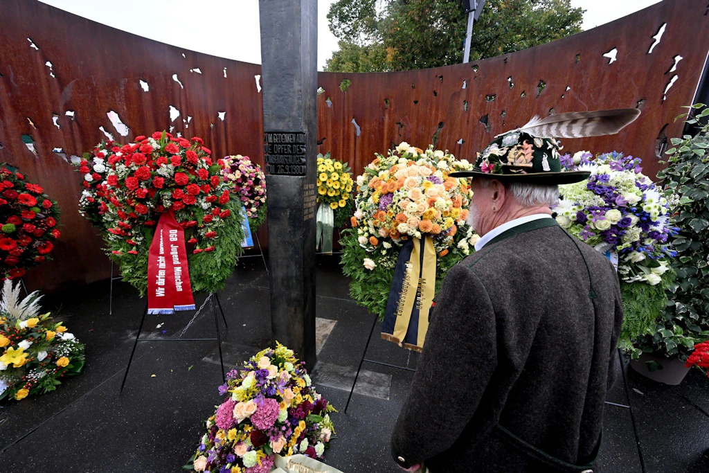 Franz Kinker war 1980 einer der Verletzten: Zum 25. Jahrestag des Oktoberfest-Attentats von 1980 gedachte er der Opefer am Denkmal nahe des Haupteingangs des Oktoberfestes.