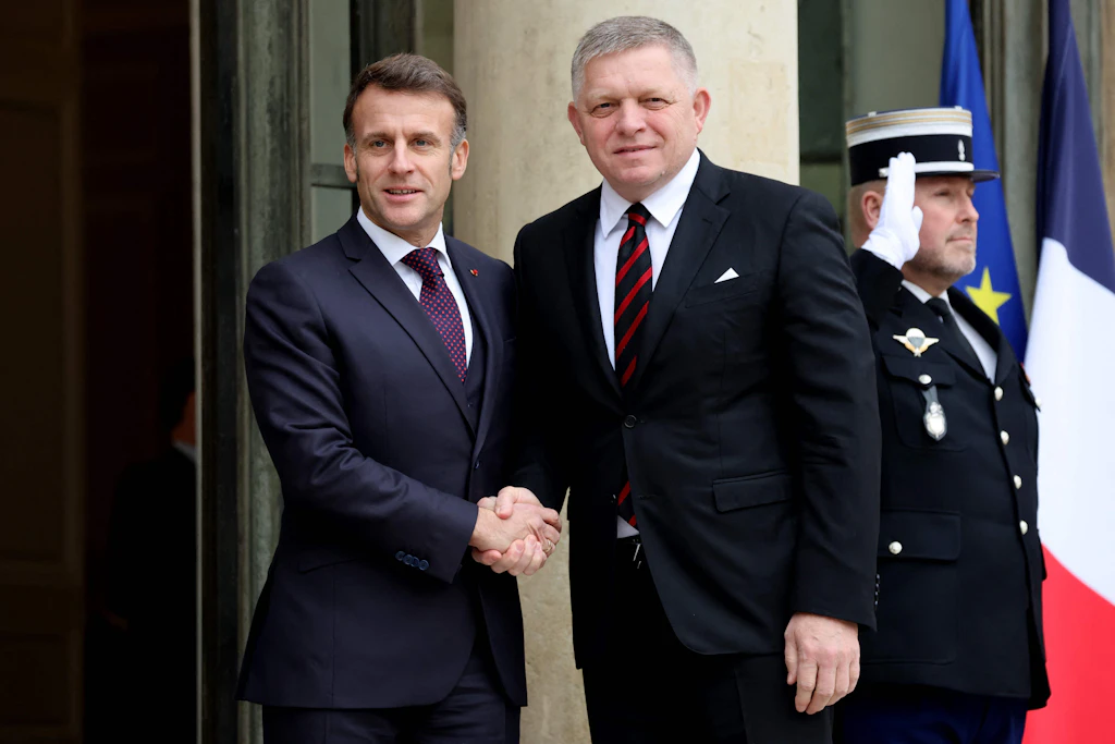 Frankreichs Präsident Emmanuel Macron und der slowakische Ministerpräsident Robert Fico. Ihre beiden Länder blockieren derzeit eine Verlängerung der Russland-Sanktionen.