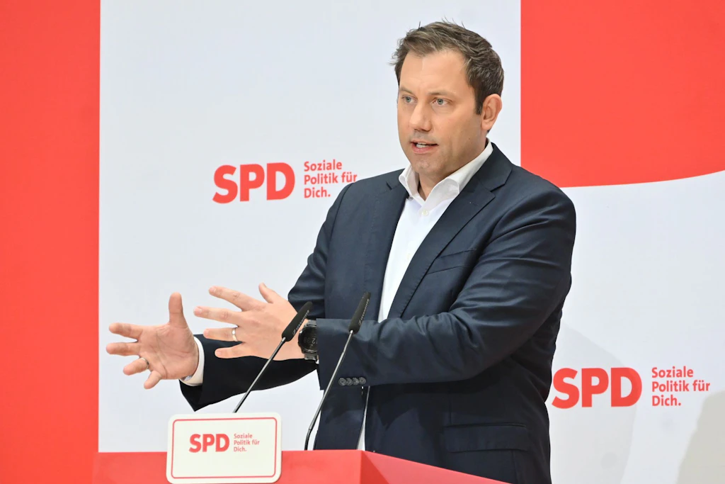 Lars Klingbeil hat die Ochsentour mit allen Höhen und Tiefen durchlaufen: von der Kommunalpolitik über den Bundestag, vom Ortsverein bis zum Parteivorsitzenden.