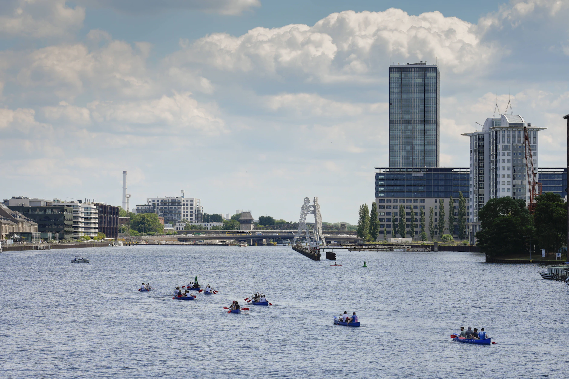 Giovanni Zarrella liebt es an der Spree spazieren zu gehen.