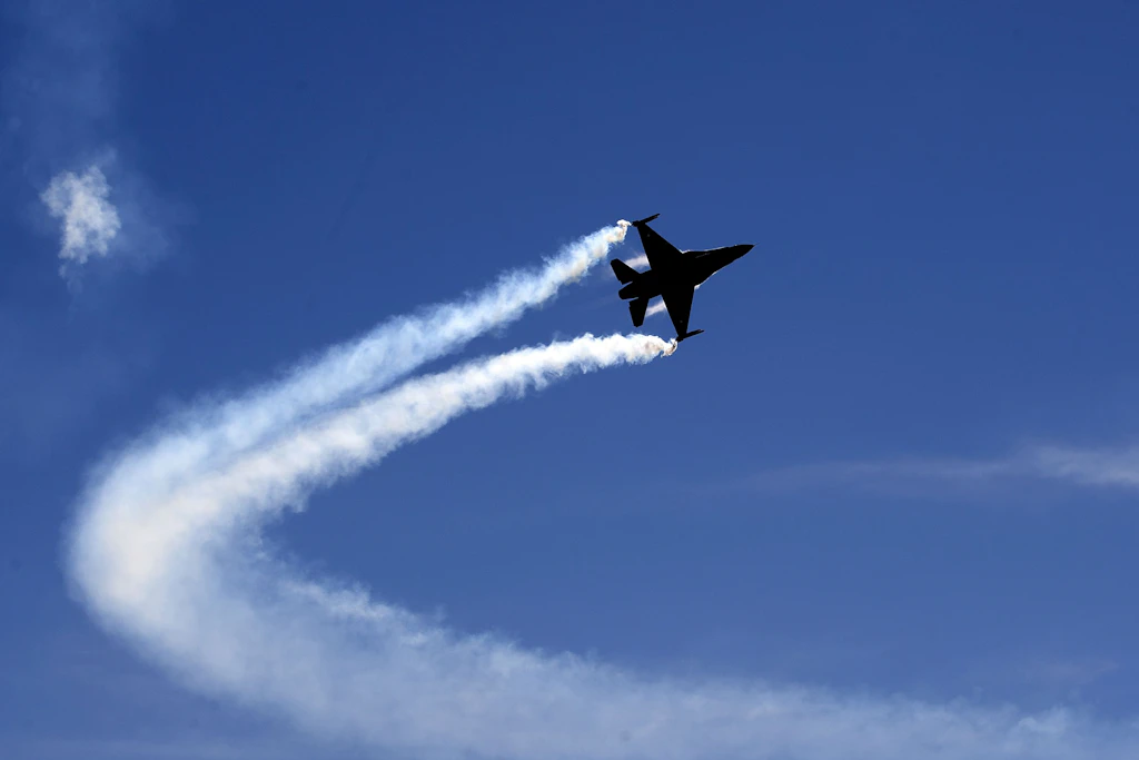 Ein Kampfflugzeug vom&nbsp;Typ F-16 in der Luft