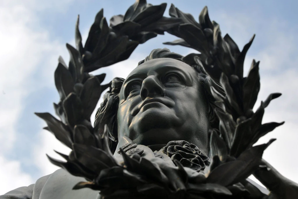Vor dem Deutschen Nationaltheater in Weimar blickt Johann Wolfgang von Goethe als Denkmal auf den Theaterplatz hinab.