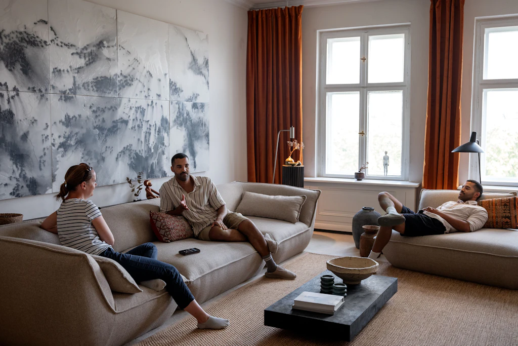 Die Zwillinge im Interview mit der Berliner Zeitung im August 2024. Nun zieht Marian aus, Julian bleibt in der Wohnung.