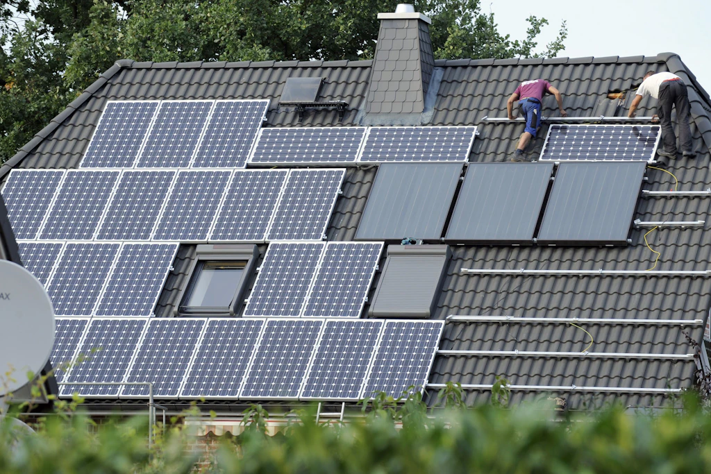 Auch künftige Solaranlagen-Besitzer sollten sich bezüglich der Kosten vorher informieren.
