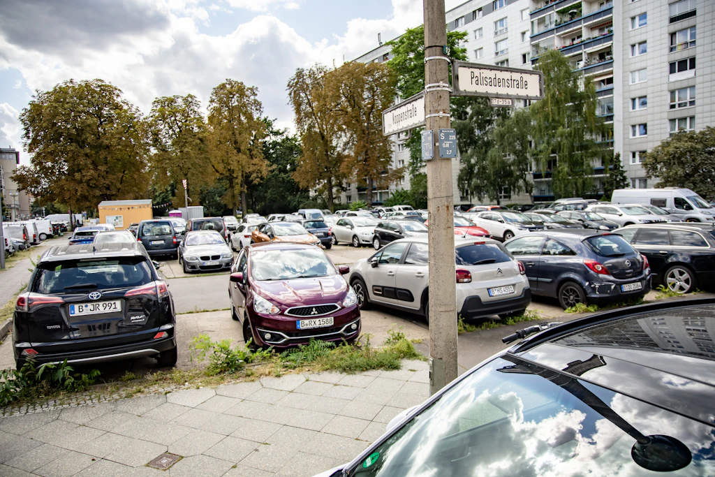 Parkende Autos in Mitte. Während Tickets für BVG und S-Bahn immer teurer wurden, senkte der Senat den Preis des Anwohnerparkausweises um mehr als die Hälfte.