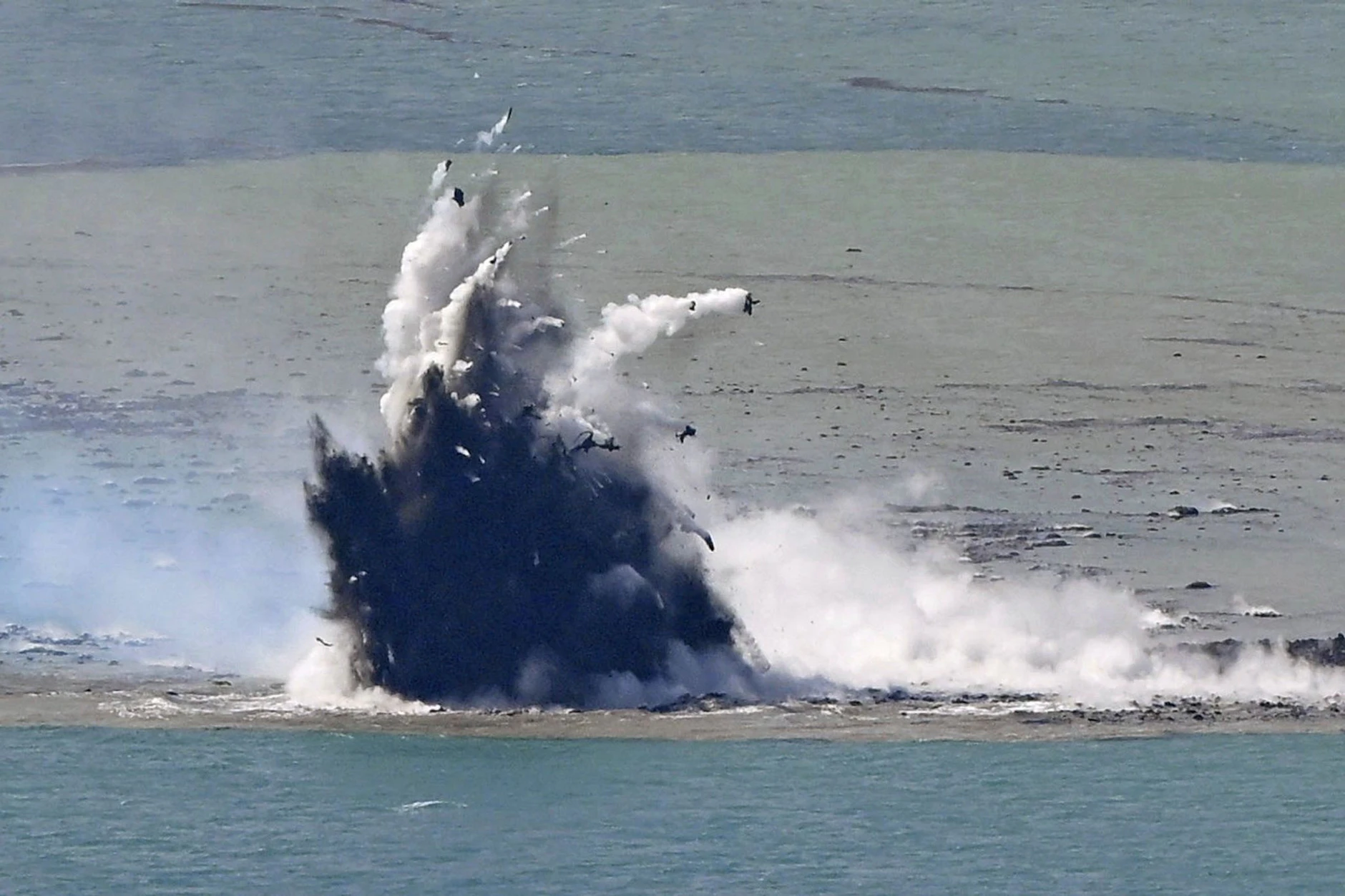 Ein Vulkanausbruch im Meer schleudert Asche und Wasser in die Höhe. Der in der Studie untersuchte Vulkan Fani Maoré liegt tief unter der Meeresoberfläche. (Symbolfoto)