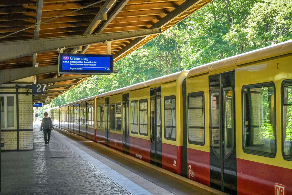 Ein Zug der S-Bahn-Linie S1 hält im Bahnhof Mexikoplatz. Der Verstärkerverkehr während der Hauptverkehrszeit wird leicht ausgedünnt. Der Grund: Züge müssen zur Rollkur.