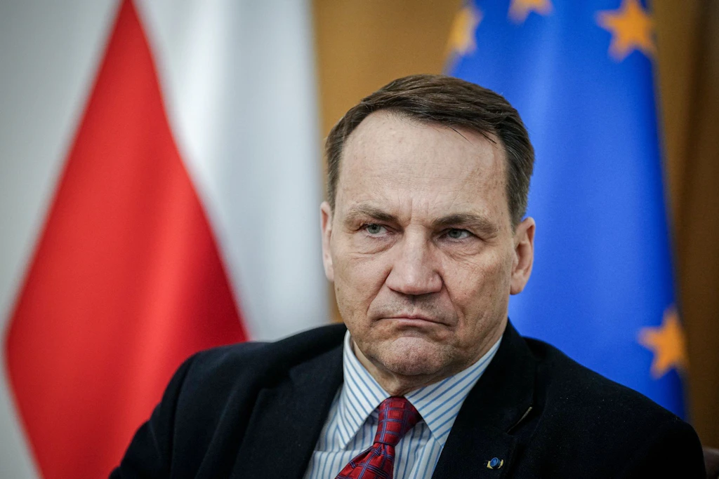 Polens Außenminister Radoslaw Sikorski kritisiert die langen Entscheidungsprozesse bei den Waffenlieferungen für die Ukraine.