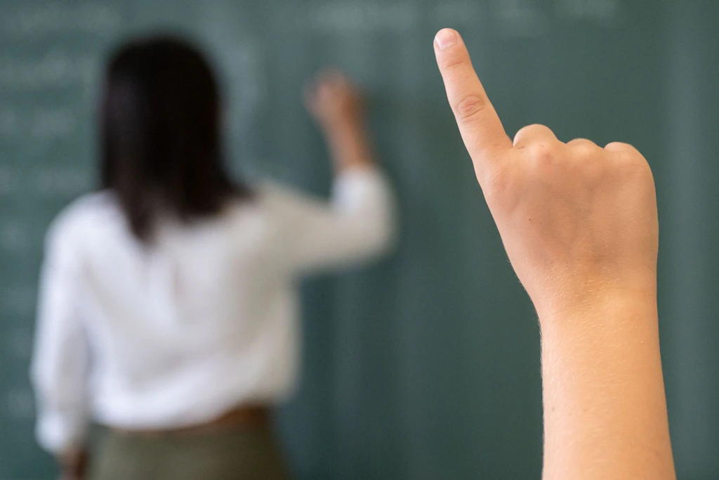 Sie will nicht unterrichten, aber auch nicht in Pension gehen – die Lehrerin wehrt sich vor Gericht.