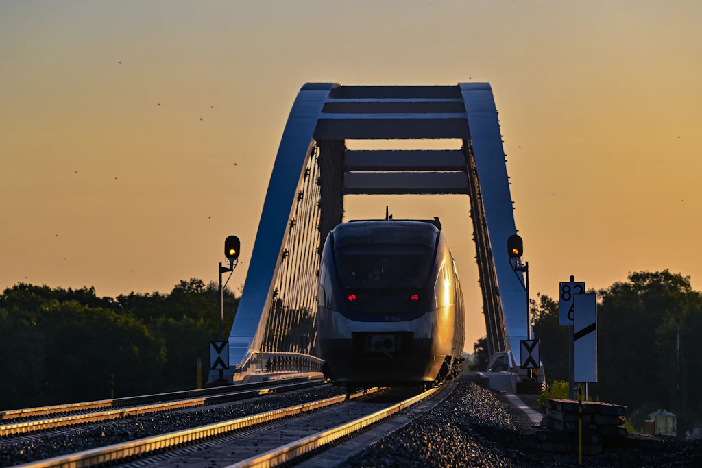 Ein Zug der Linie RB26 fährt über die neue Oderbrücke zwischen Kostrzyn (Küstrin) und Küstrin-Kietz. Jede Stunde fährt eine Regionalbahn über den Fluss hinweg nach Polen.