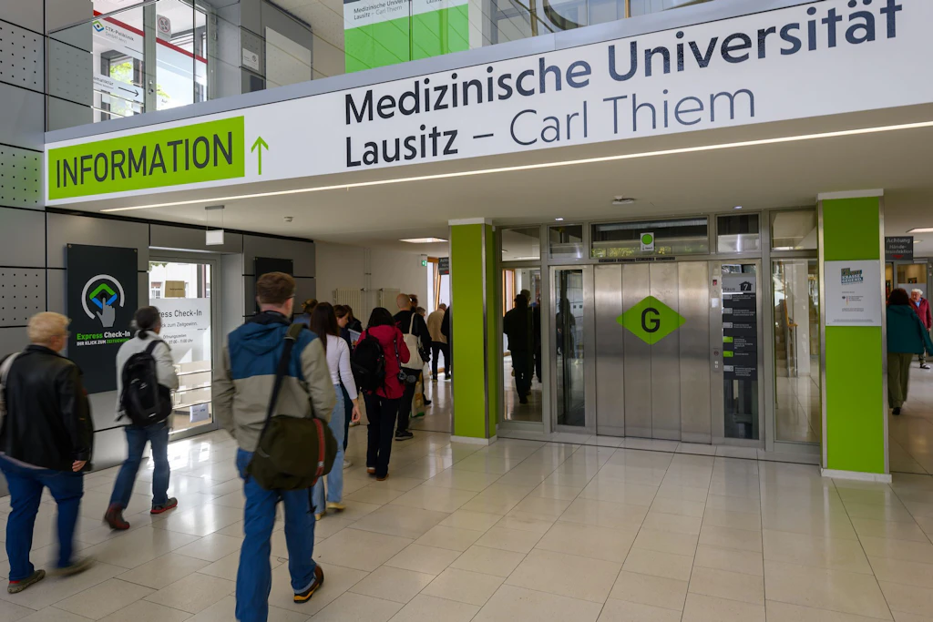 Um eine Universität zu sein, fehlen in der Lausitz nur noch die Studenten. 37 von ihnen werden im Oktober hier an der Medizinischen Universität Lausitz - Carl Thiem ihr Studium beginnen.