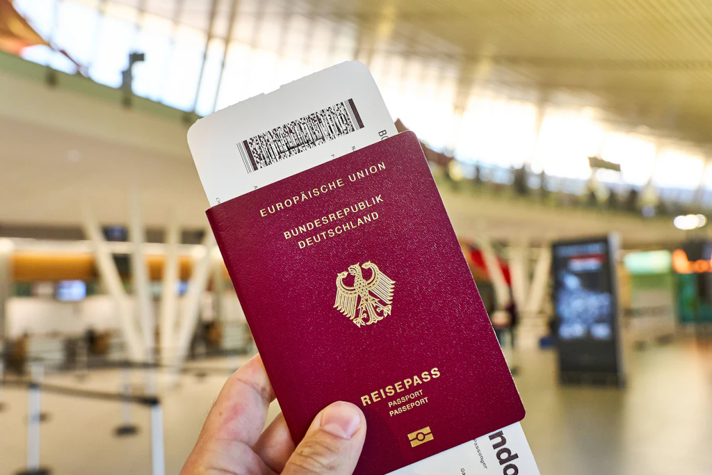 Nur drei Menschen weltweit dürfen ohne Pass überallhin reisen