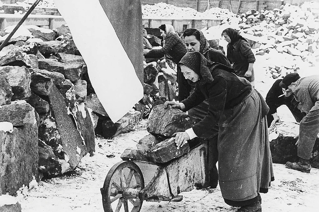 Aufbauarbeiten des Hauses der Sorben in Bautzen im Jahr 1953