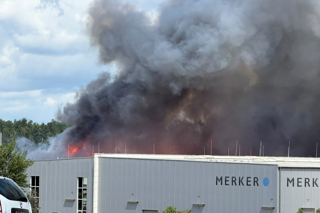 In Oranienburg brennt zur Zeit eine Lagerhalle auf 100 qm. Die Rauchsäule ist weithin sichtbar.