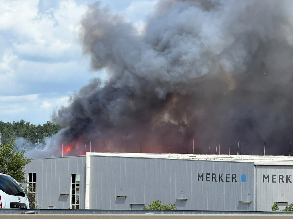 Großbrand in Oranienburger Lagerhalle – Rauchwolke bis Oberkrämer sichtbar