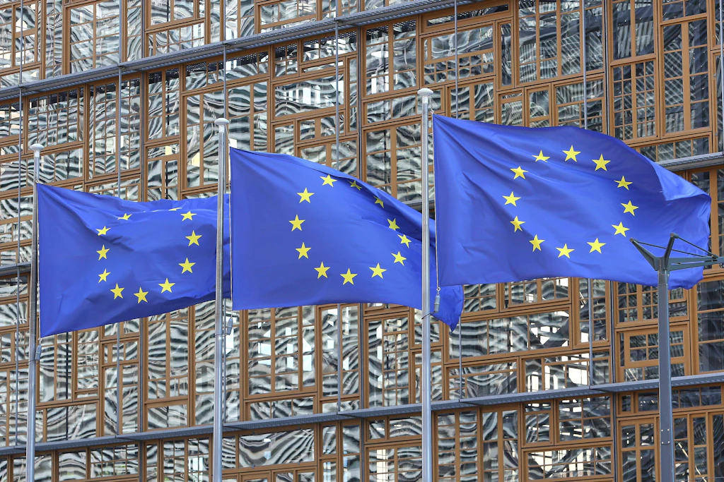 EU-Fahnen vor dem Europa-Gebäude in Brüssel