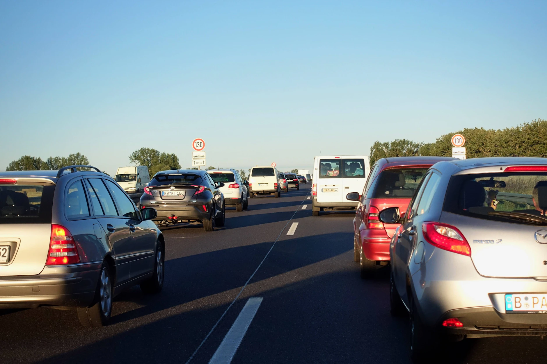 Autos bilden auf der A24 im Stau eine Rettungsgasse.