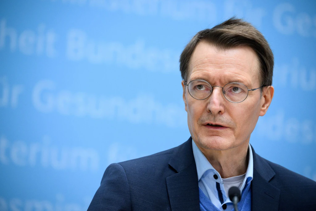 Der SPD-Bundestagsabgeordnete Karl Lauterbach spottet über junge Auswanderer: „Auf diese Leute können wir verzichten, falls es sie überhaupt gibt.“