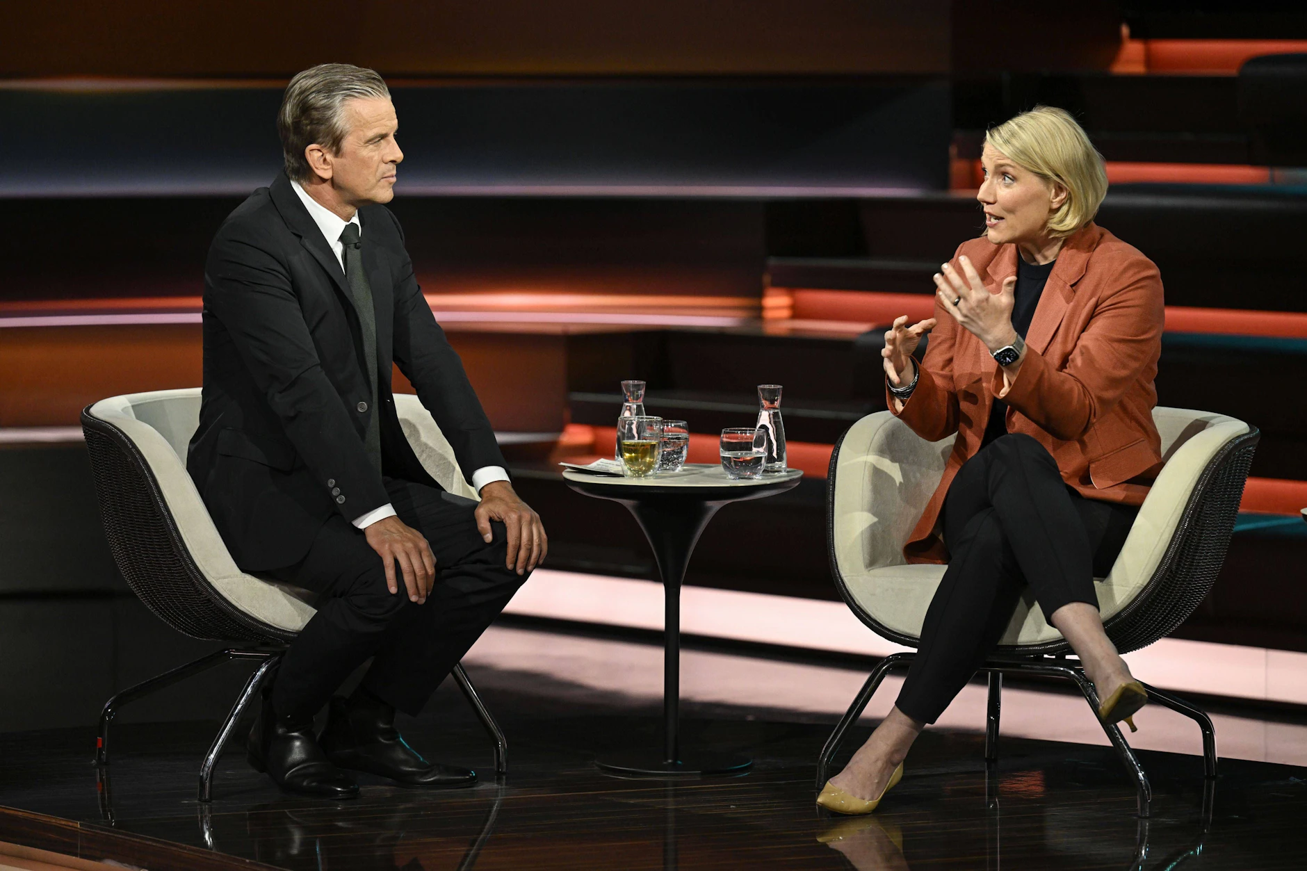 Markus Lanz moderiert seine gleichnamige ZDF-Talkshow seit 2008. Hier diskutiert er im Juni 2026 mit der US-Politologin Cathryn Clüver Ashbrook (r.).