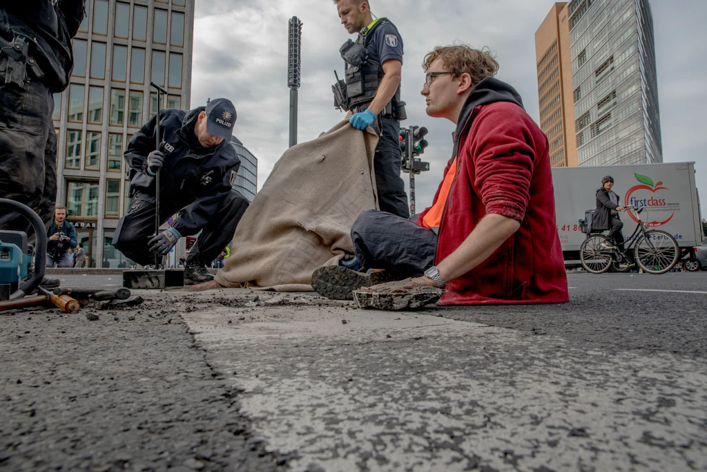 Anmaßung oder Selbstbehauptung? Über die Aktionen der Klimakleber wurde nachdrücklich gestritten.