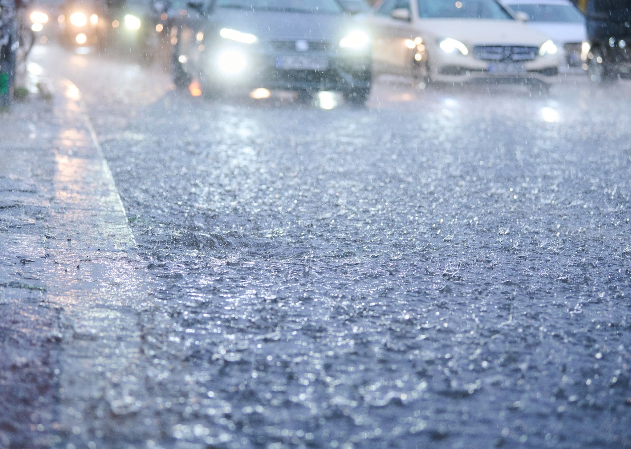 Es schüttet wie aus Eimern: Bis zu 50 Liter Regen, Sturm und Schnee – jetzt kracht der Herbst über Deutschland herein