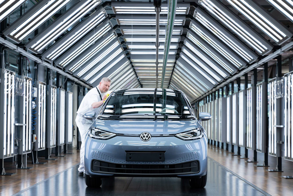 Volkswagen streicht nicht nur Stellen und schließt Werke in ganz Deutschland, auch fast alle Tarifverträge werden gekündigt.