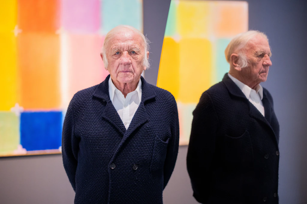95 und kein bisschen arbeitsmüde, und immer noch experimentierfreudig: der fotografisch gespiegelte&nbsp; Zero-Maler und Bildhauer Heinz Mack
