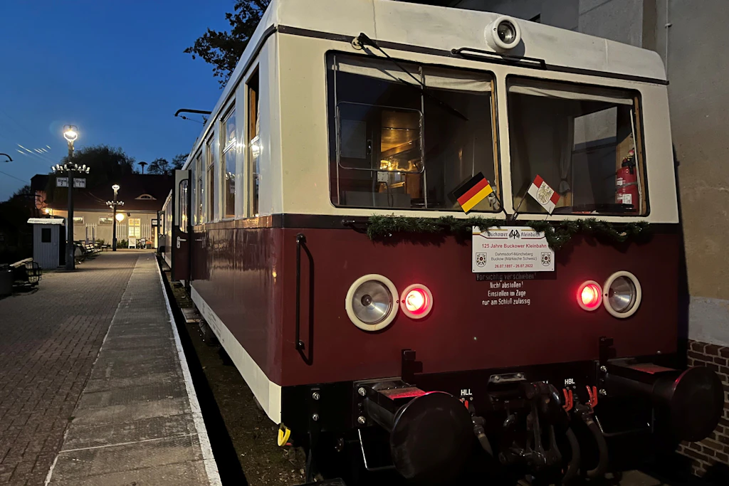 Die Buckower Kleinbahn pausiert im Bahnhof Buckow (Märkische Schweiz). Die fünf Kilometer lange Strecke ist eine der wenigen elektrisch betriebenen Museumsbahnen.