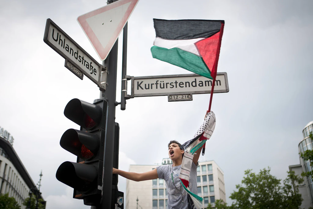 Mehr als tausend Demonstranten ziehen am jährlich begangenen, 1979 von Ajatollah Ruhollah Chomeini ausgerufenen Al-Quds-Tag durch die Straßen – vereint in ihrer Feindschaft gegen Israel.