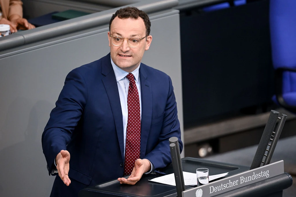Jens Spahn und sein Partner Daniel Funke sind Eltern geworden. Das sorgt für Ärger in der Union.