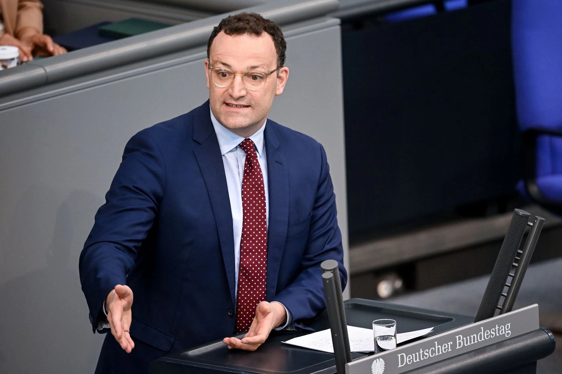 Jens Spahn und sein Partner Daniel Funke sind Eltern geworden. Das sorgt für Ärger in der Union.