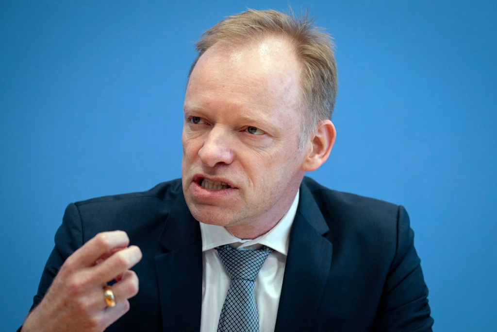 Ifo-Präsident Clemens Fuest wirft der Regierung „Buchungstricks“ vor.