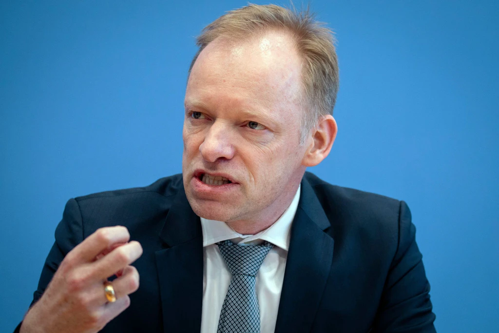 Ifo-Präsident Clemens Fuest wirft der Regierung „Buchungstricks“ vor.