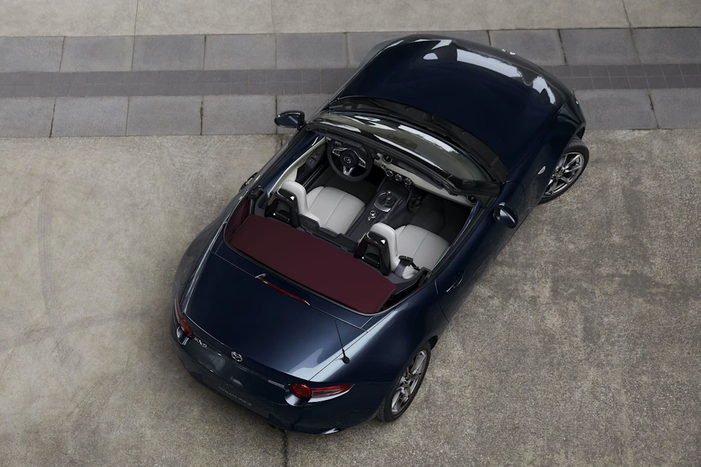 Während andere Hersteller ihre Roadster streichen, rollt der Mazda MX5 noch immer auf den Straßen der Welt.
