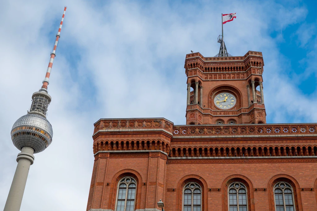 Im Zuge einer Großdemonstration findet eine Abschlusskundgebung vor dem Roten Rathaus statt.