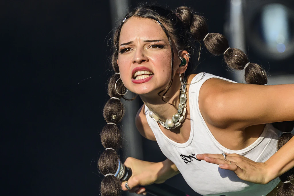 Nina Chuba bei einem Auftritt. Über das Publikum beim Kessel Festival in Stuttgart machte sie sich anschließend lustig