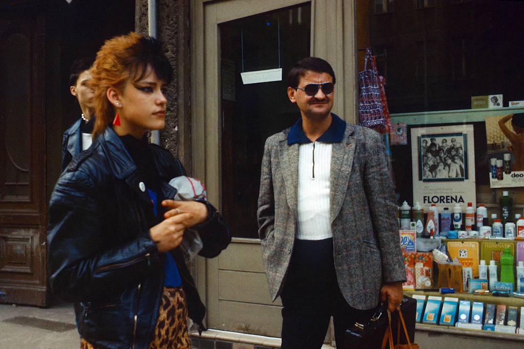Zwei DDR-Generationen 1985 vor einem Laden in Berlin, DDR.