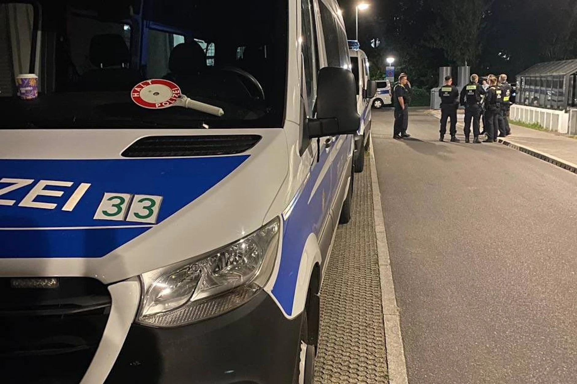 Die Berliner Polizei berichtet auf der Plattform X von dem Vorfall.
