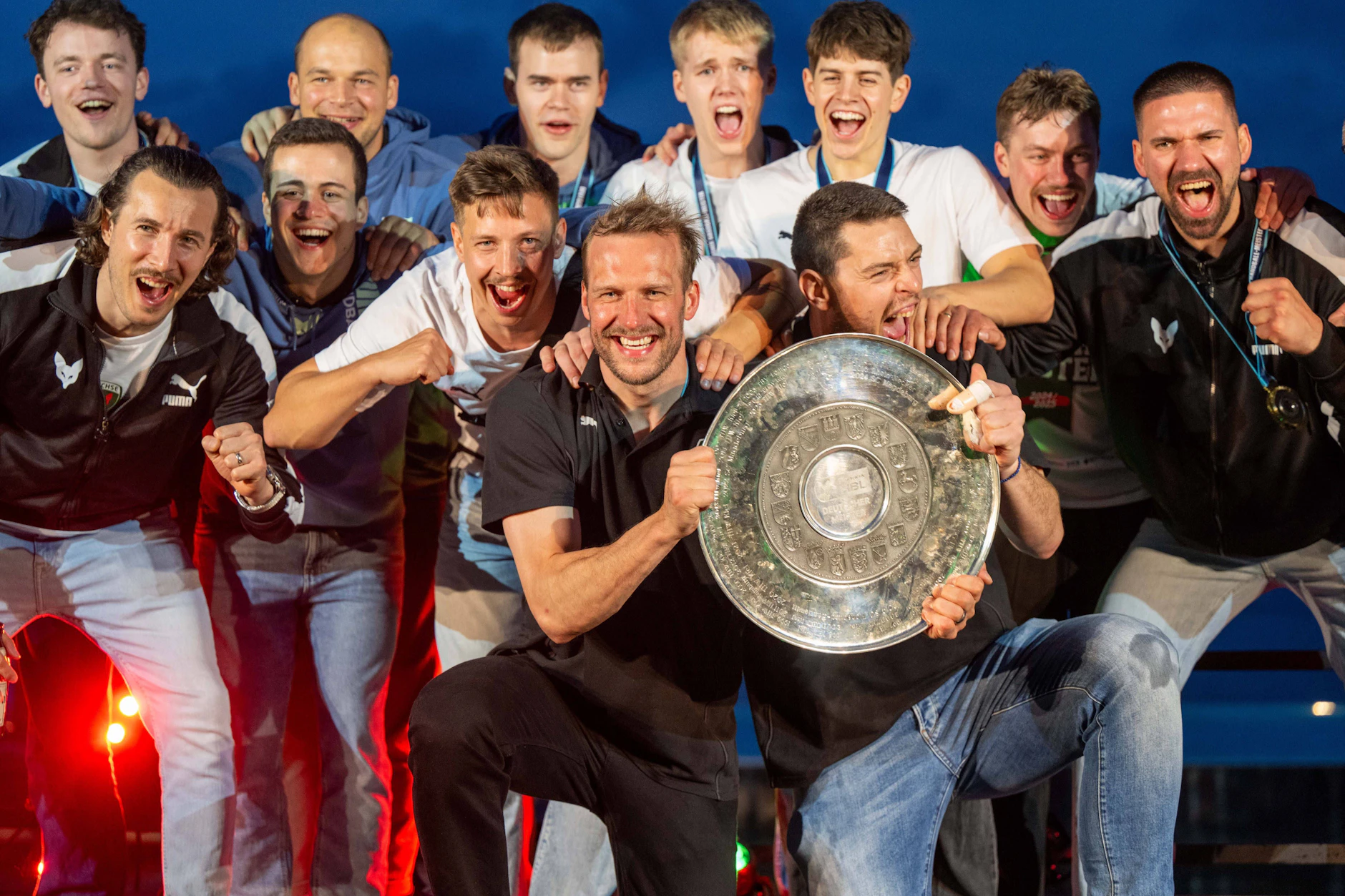 Am 8. Juni 2025 präsentierten die Handball-Füchse die Meisterschale. Fünf Monate später war sie weg.