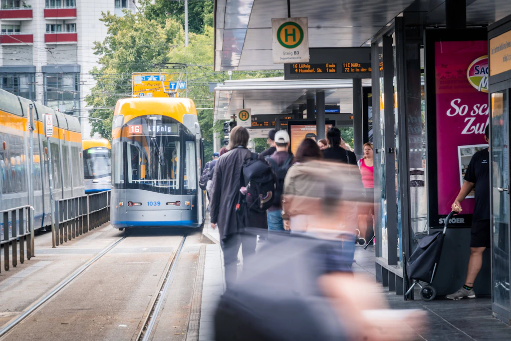Die Straßenbahnen in Leipzig fahren wieder, und für eine Woche können Fahrgäste kostenlos Personen mitnehmen.