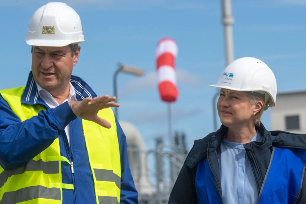 Die zwei von der Tankstelle: Bayerns Ministerpräsident Markus Söder (CSU) und seine Kollegin aus Mecklenburg-Vorpommern, Manuela Schwesig (SPD), finden den Tankrabatt am Ende doch ziemlich gut.