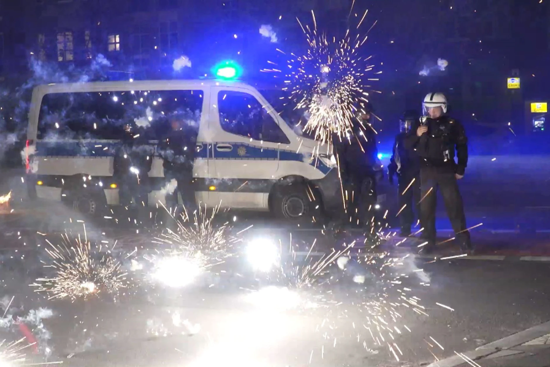 Einer der Gründe, warum viele für ein Feuerwerksverbot argumentieren: Immer wieder kommt es in der Silvesternacht zu Angriffen auf Rettungskräfte.
