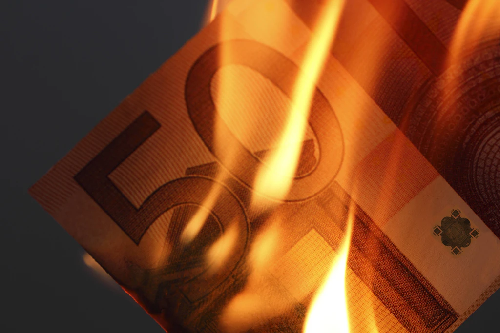 Endlich ohne Reue gemeinsam Schulden machen. Mit Euro-Bonds wäre dies möglich. Die EU muss doch wichtige Aufgaben stemmen.