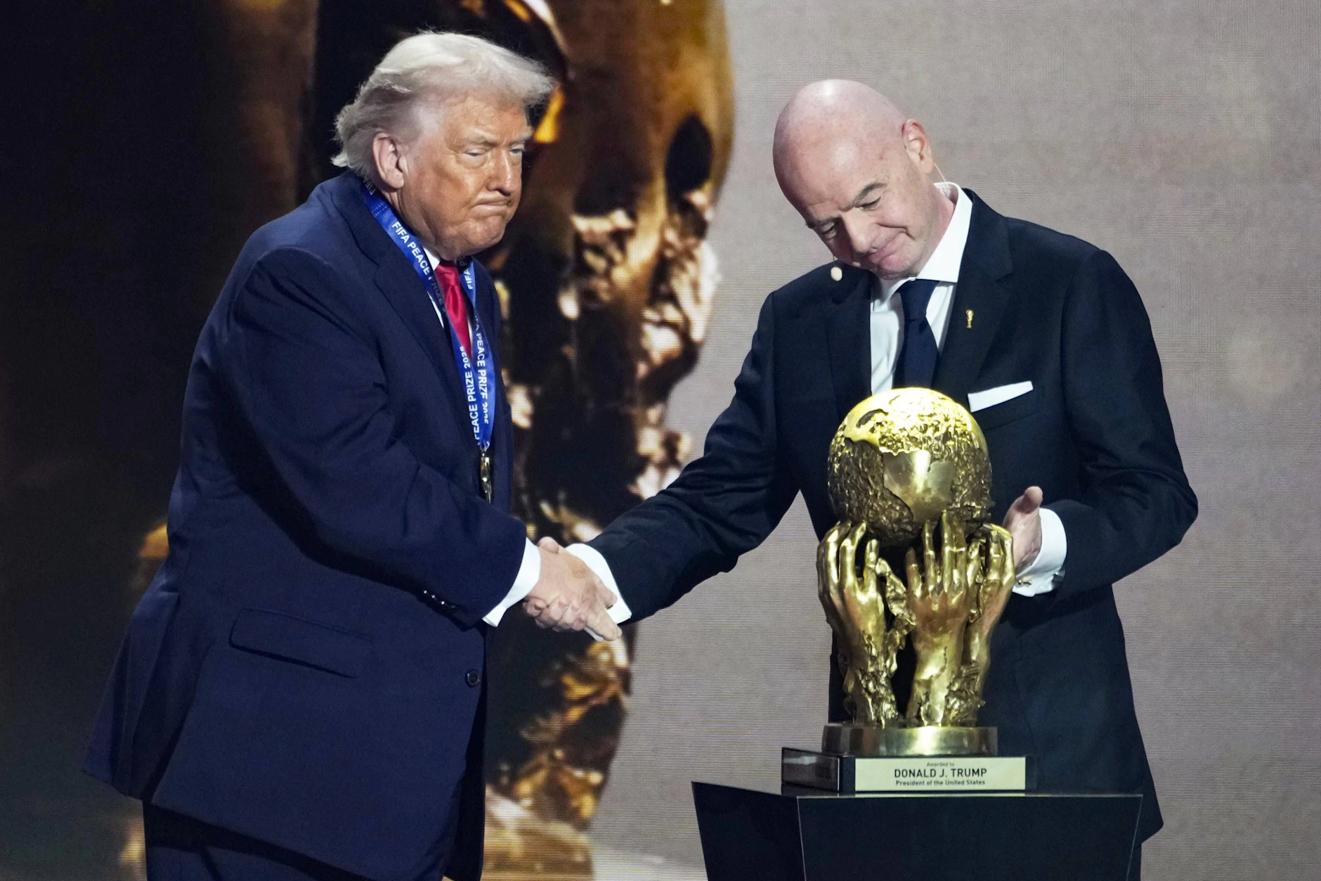 Enges Verhältnis: FIFA-Boss Gianni Infantino (r.) überreichte US-Präsident Donald Trump den erstmals vergebenen „FIFA Peace Prize".