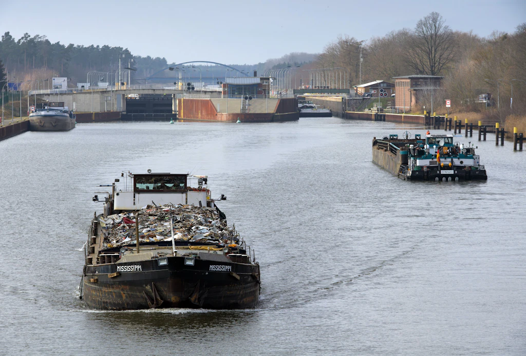 Neue Eisenbahnbrücke über den Elbe-Havel-Kanal eingeschoben