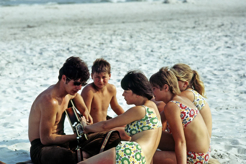 Eine Gitarre macht auch am Strand glücklich (DDR-Archivfoto von der Insel Rügen).