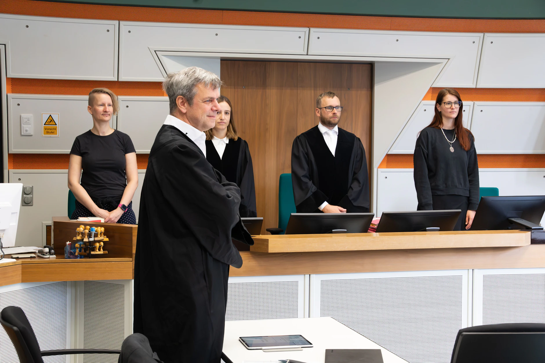 Der Angeklagte ließ sich Montag nicht vorführen. Im Hintergrund die Vorsitzende Kammer, vorne der Verteidiger ohne den Angeklagten.
