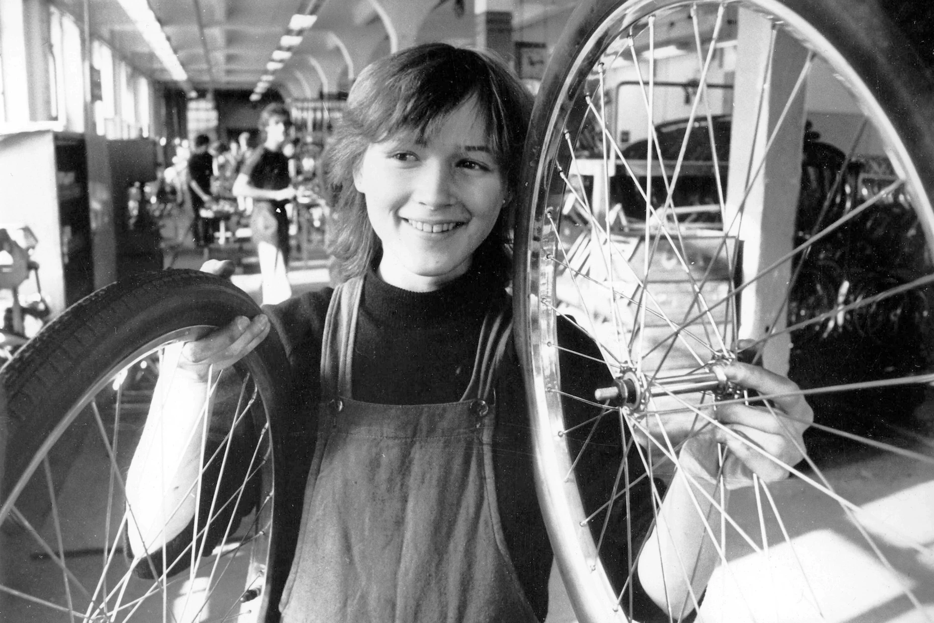 Jugendliche zu DDR-Zeiten setzten sich noch mit anderen Dingen auseinander als die Jugend heute. Hier: Eine Schülerin während des Unterrichts im Fach Einführung in die sozialistische Produktion im VEB Fahrradwerk Neukirch.